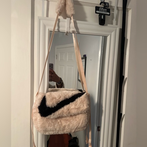 Nike Fur Fuzzy Cream Black Swoosh Multi-Compartment Crossbody Bag Purse - New - Picture 2 of 6
